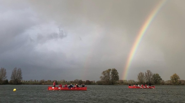 training-twee-sloepen-met-regenboog 2