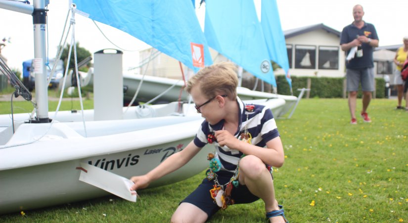 Kinderburgemeester onthult de bootnaam van de Pico's