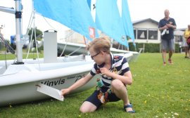 Kinderburgemeester onthult de bootnaam van de Pico's